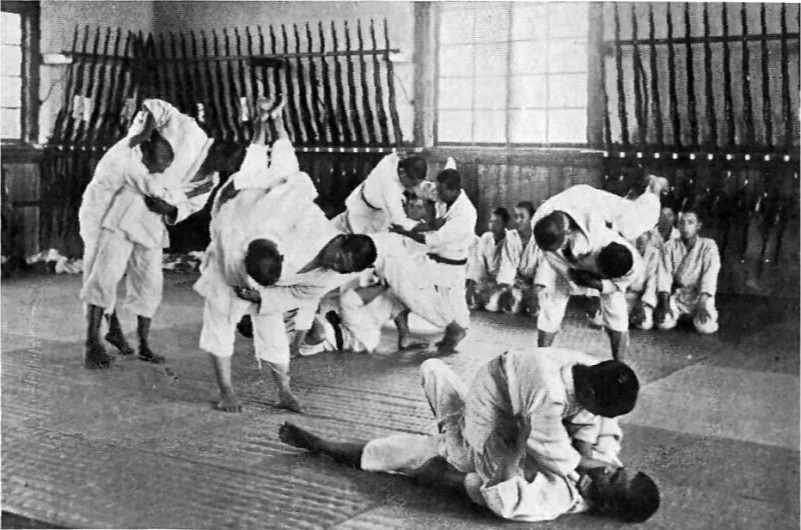 Entrainement au Jujutsu dans une école japonaise vers 1920